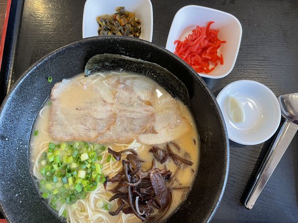 「九州とんこつラーメン（粉落とし）650円+紅生姜20円+高菜」@九州とんこつ はりがね屋の写真