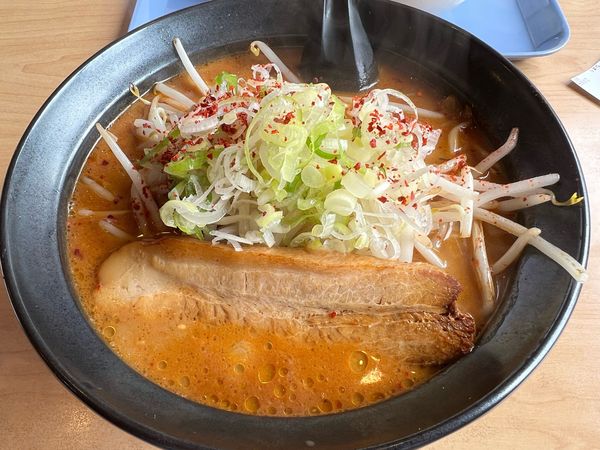 「辛味噌ラーメン900円+替え玉200円(1玉)」@北海道ラーメンなまらの写真