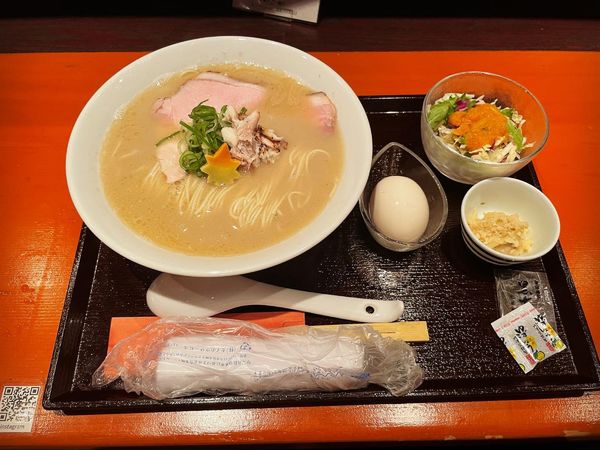 「真鯛白湯塩そば＋味玉＋茶漬(赤)」@週末麺処 らくらひとしなの写真