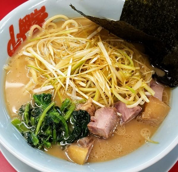 「醤油ネギラーメン ８１０円＋半ライス＋コロチャーシュー」@ラーメン山岡家 牛久店の写真