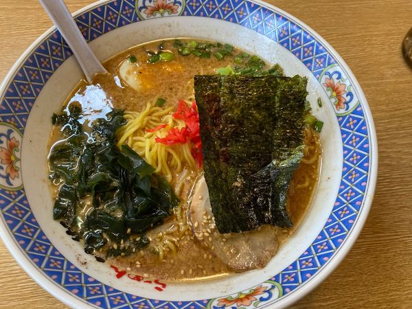 「マー油とんこつらーめん830円」@らーめん花楽 田谷店の写真