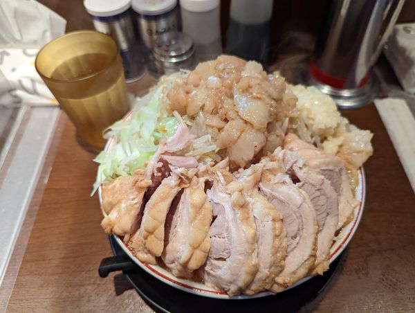 「ダブルブタ大ラーメン・全マシ」@豚山 大森店の写真