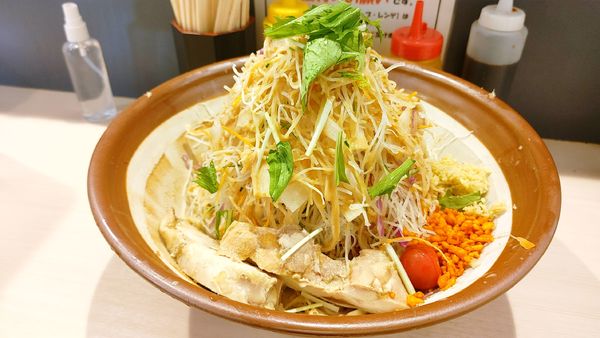 「冷やし中華・麺増し600g・しょうが(ヤサイ辛揚げ)」@鷹の目 蒲田店の写真