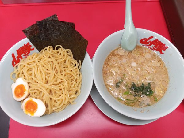 「醤油つけ麺790円、JAFカード提示で味玉120円が無料」@山岡家 名古屋宝神店の写真