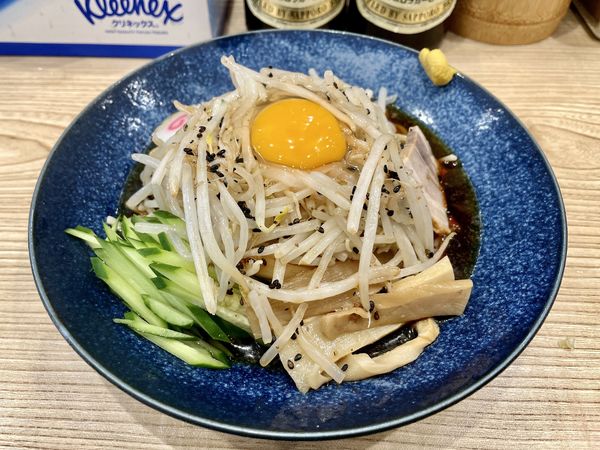 「サッポロ赤星２本＋賄焼豚皿＋メンマ皿→冷し中華＋もやし＋生卵」@らーめん 高尾の写真