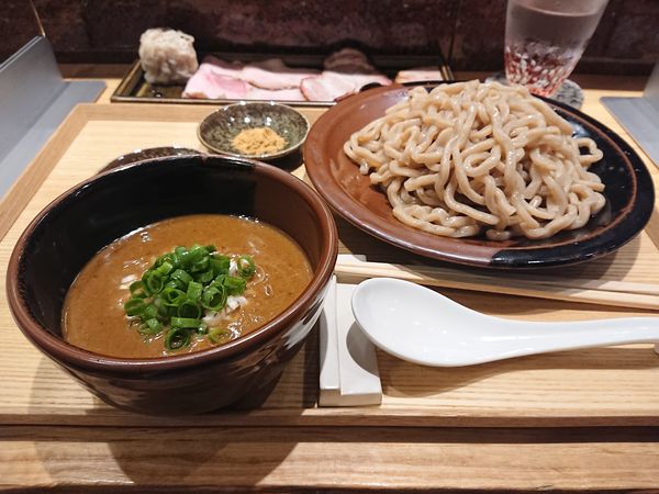 「つけめん(全粒粉縮れ太縮)＋特選全部乗せ＋塩とスダチ＋魚粉」@中華蕎麦 とみ田の写真