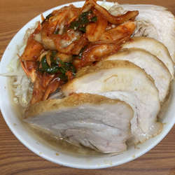ブタ入りラーメン　タマネギキムチ