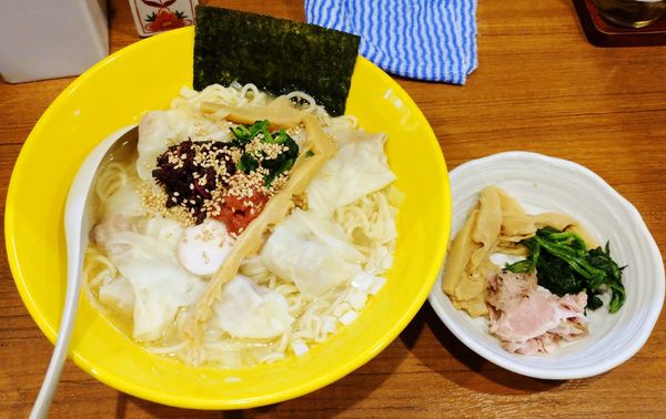 「梅しそ鶏ワンタン中華そば(900円)+今日の🉐(200円)」@麺屋 旧月の写真