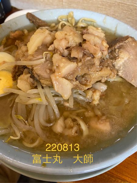 「ラーメン半分＋サービス生玉子　980」@ラーメン富士丸 西新井大師店の写真