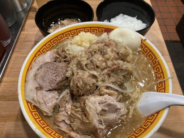 「ラーメン(豚2枚、半玉子)＋玉ねぎ」@えどもんどの写真