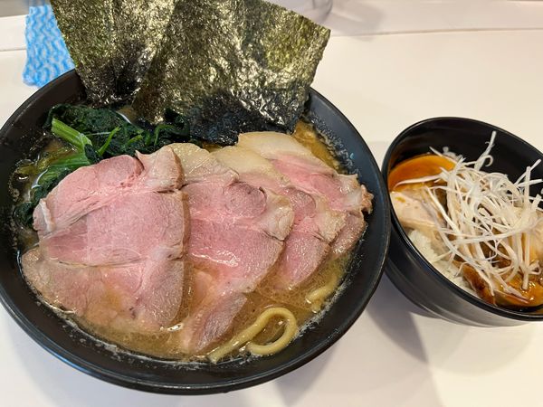 「チャーシュー豚骨らーめん醤油 ¥950　焼鳥丼 ¥250」@麺家 鶏豚大将 横浜東戸塚店の写真