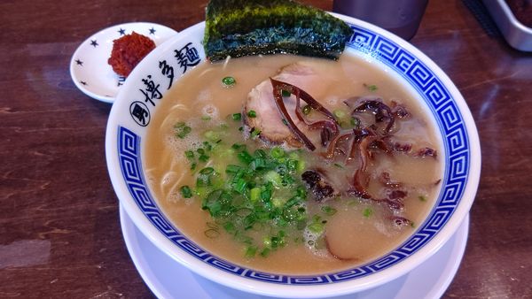 「長浜ラーメン820円+赤いやつ120円&替え玉120円」@らーめん男盛の写真