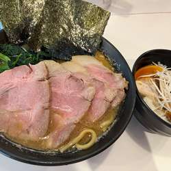 チャーシュー豚骨らーめん醤油 ¥950　焼鳥丼 ¥250