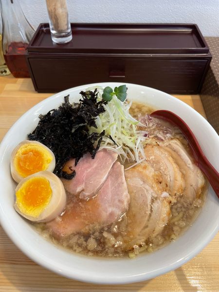 「特製背脂煮干しそば（炙りバラチャーシュー・低温チャーシュートッピ」@背脂中華そば くろ澤 越谷店の写真