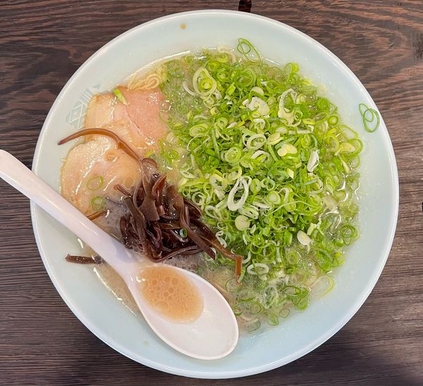 「ネギラーメン(バリ)＋中ライス」@博多濃麻呂 二子玉川店の写真