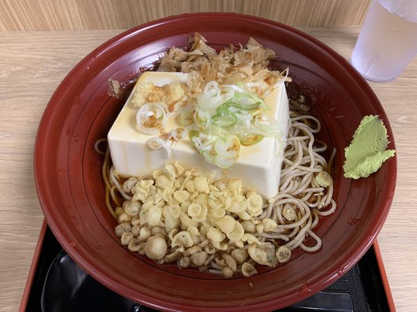 「冷やし豆腐一丁そば 620円」@箱根そば 本陣 新宿御苑前の写真