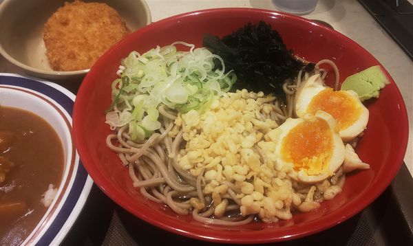「冷し味玉セットミニカレー付き（550円）+コロッケ」@名代 富士そば 秋葉原電気街店の写真