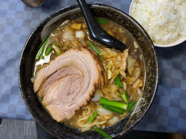 「にんにく醤油ラーメン900円＋半ライス」@麺処 らふてるの写真