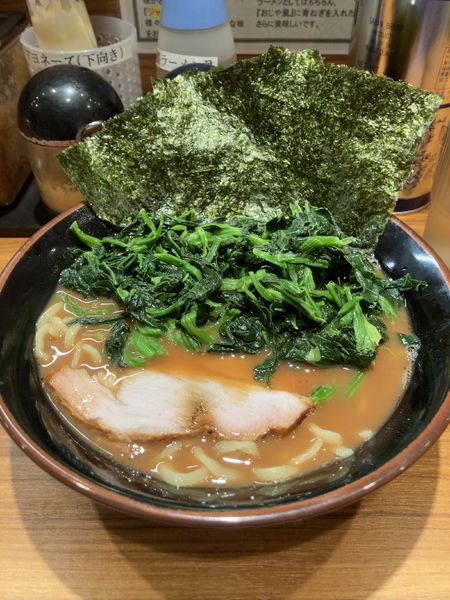 「ラーメン+ほうれん草　900円」@横浜家系らーめん 輝道家の写真