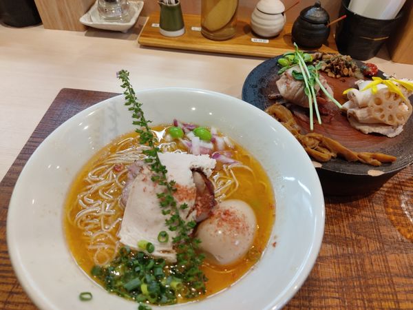 「鮮魚と水・不二の特製盛（1290円）」@論露に不二の写真