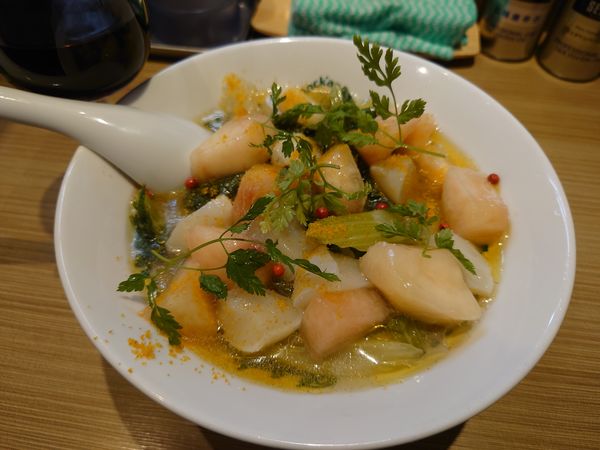 「【限定】冷やしセロリ桃SOBA2500円＋池袋怪奇酒 他」@中華そば 六感堂の写真