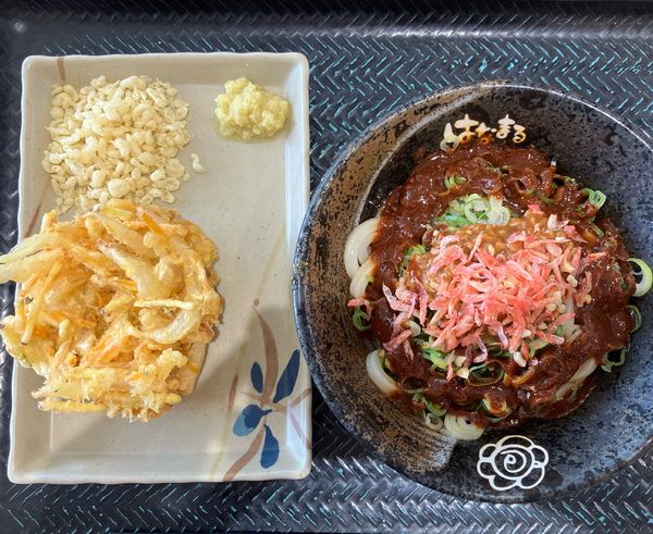 「冷やし汁なし赤坦々小610円野菜天無料（映画チケット）」@はなまるうどん イオンモール千葉ニュータウン店の写真