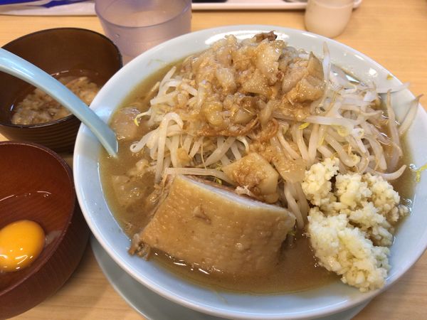 「ラーメン(全部)+生たまご 900円」@麺屋 顎で喰らえの写真
