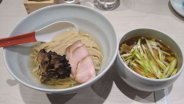 「【夏季限定】黒舞茸と近江黒鶏の昆布水つけ麺+ハートランド生他」@柳麺 呉田-goden-の写真