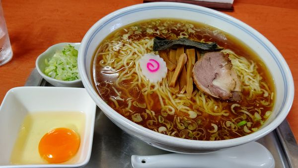 「なま卵中華麺９５０円＋ねぎ８０円」@河辺大勝軒の写真
