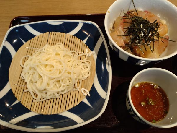 「（ランチ・数量限定）五島うどんと漬け丼セット　１０００円」@五島伊勢丸 日本橋室町店の写真