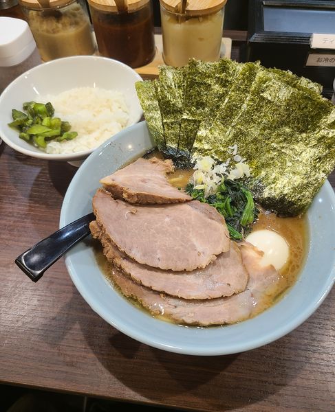 「らーめん全部乗せ¥1100+半ライス¥50」@横浜家系らーめん侍 渋谷本店の写真