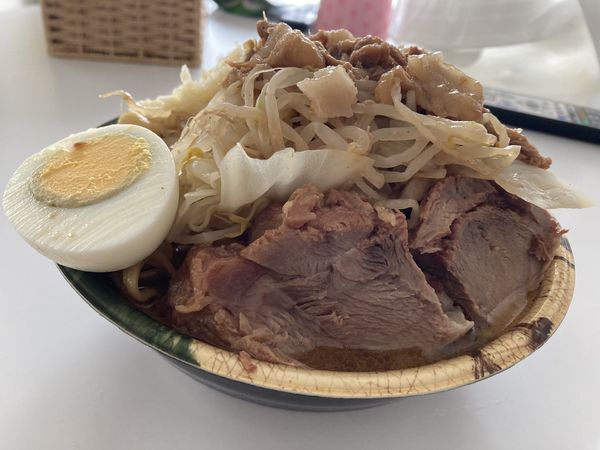「ラーメン（Ubereats）ニンニクちょい野菜ちょいあぶら」@ラーメン富士丸 平塚店の写真