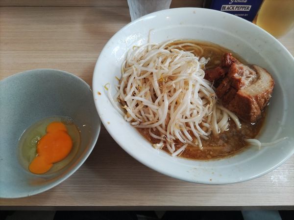 「ラーメン・250g・野菜少なめ+生卵」@麺屋 味方の写真