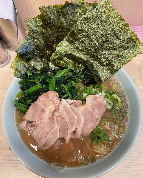 「極チャーシューメン+ほうれん草+九条ネギ+海苔」@家系 武の極みの写真