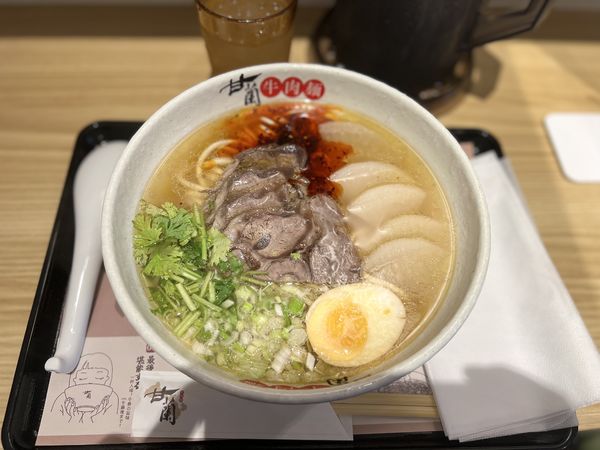 「甘蘭牛肉麺(並.中太麺.パクチー普通.ラー油普通)590円特」@甘蘭牛肉麺 渋谷本店の写真