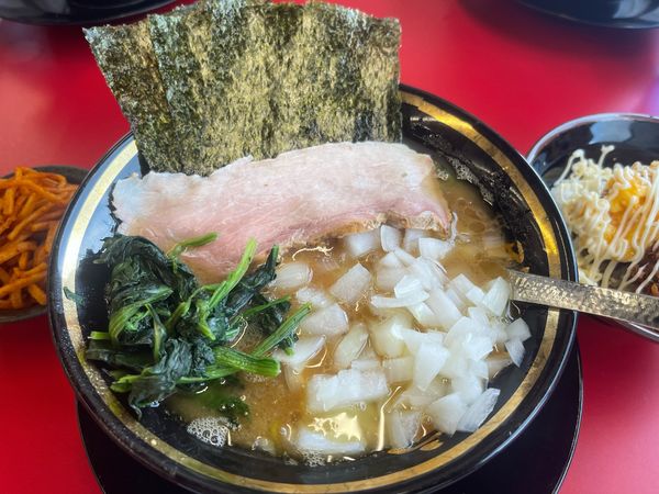「ラーメン＋玉ねぎ＋半玉子まぶし＋Twitterフォロワーサービス」@王道家直伝 との丸家 八潮店の写真