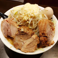 ともらーめん豚（麺大盛り＋チーズ＋煮たまご）