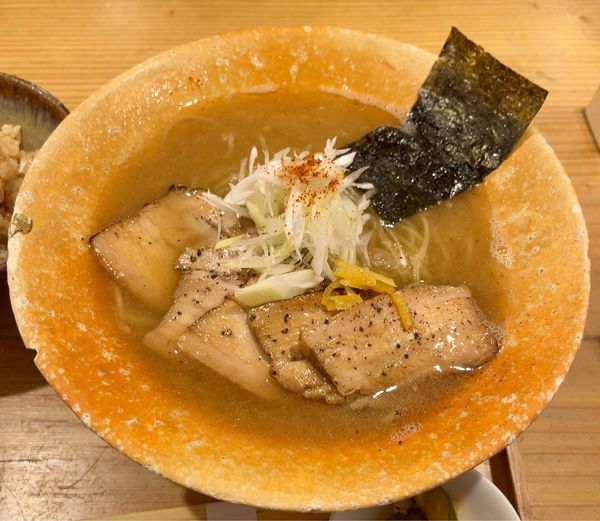 「天然鯛のやまなからーめん+自家製レアチャーシュー（980円）」@やまなからーめんの写真