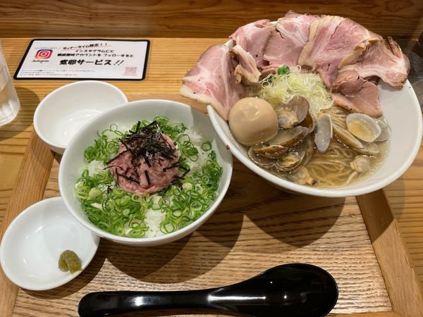 「貝塩チャーシュー　煮卵トッピング　ネギトロ丼」@鶏と鮪節 麺屋 勝時の写真