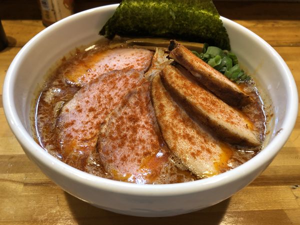 「辛いらぁめん大盛　チャーシュー」@なるめんの写真
