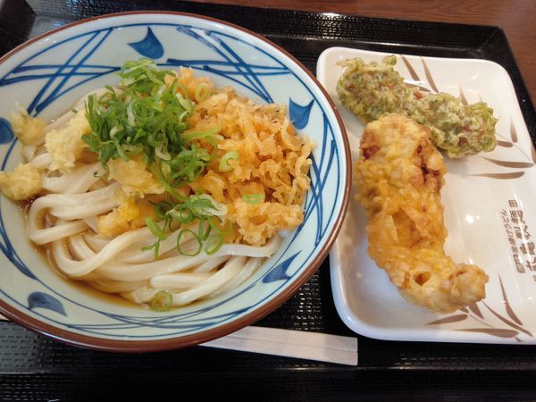 「ぶっかけ冷並３４０円　かしわ天１６０円　ちくわ磯部天７０円」@丸亀製麺 秩父店の写真