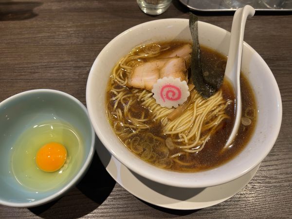 「煮干し中華そば+生たまご（900円）」@かみなり中華そば店の写真