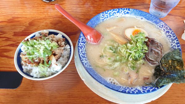 「博多塩とんこつ全部のせ 850円 + チャーシュー丼 無料」@博多ラーメン鶴亀堂 鶴ヶ島店の写真