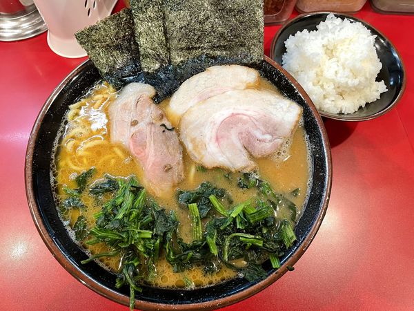 「ラーメン大+ほうれん草+バラチャー２枚+ライス」@家系ラーメン 王道 神道家の写真