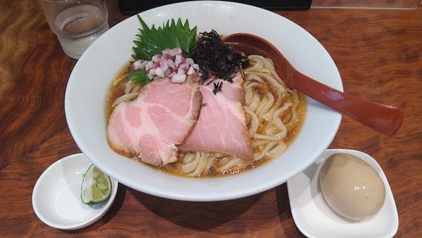 「【期間限定】煮干しの冷やしそば(醤油)¥900+味玉」@三馬路 東京店の写真