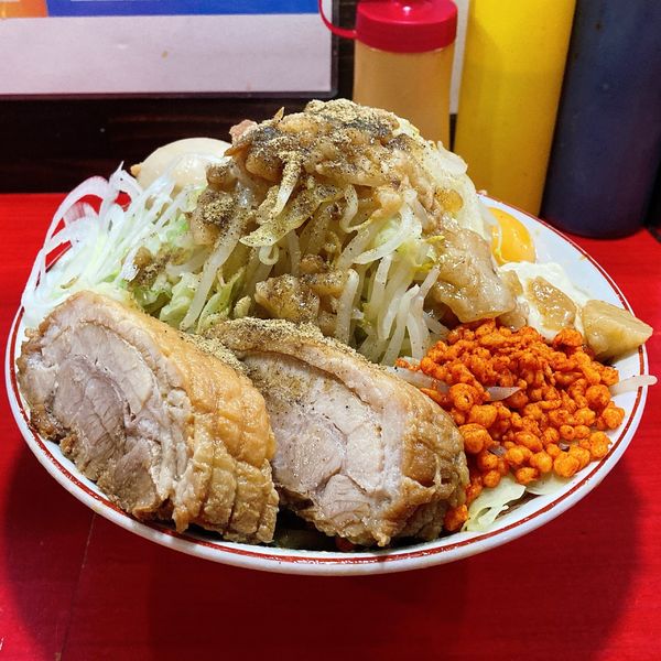 「まぜそば(小)｢野菜マシニンニクアブラ辛揚げガリマヨ｣＋豚マシ」@鷹の目 川口店の写真