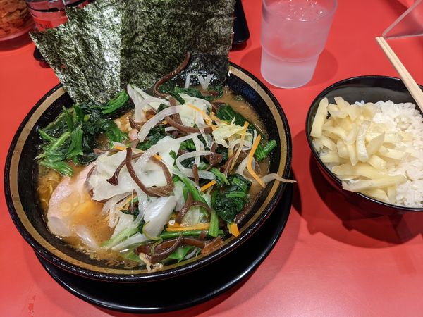 「ラーメン（固め・濃め）+ライス+野菜畑」@環2家 川崎店の写真