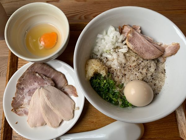 「ニンニクと背脂のまぜそば　生卵　チャーシュー」@中華蕎麦 はざまの写真