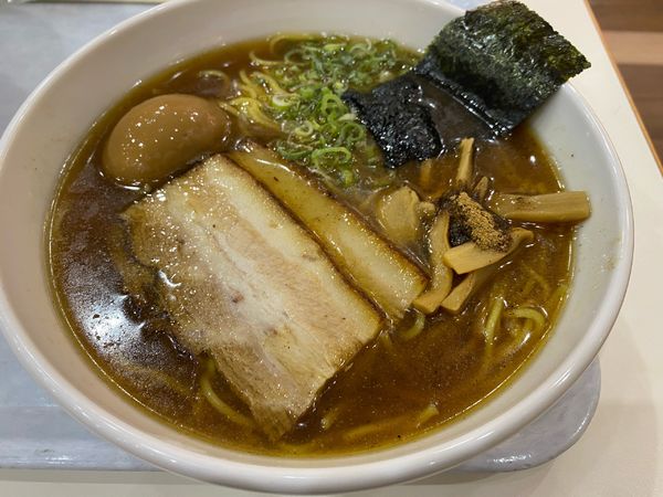 「焼きあご煮干しそば ¥880」@中華そば いちや あみプレミアムアウトレット店の写真