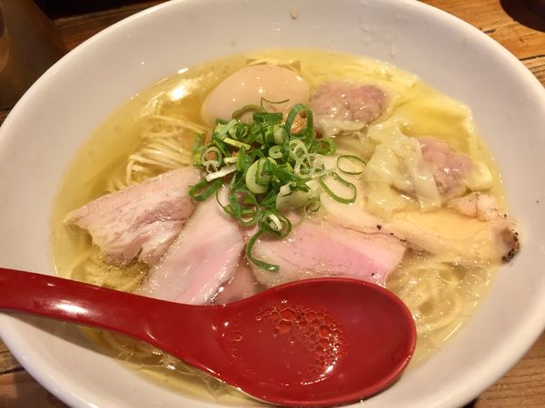 「軍鶏特製塩ラーメン【1450円】」@麺屋 翔 西新宿本店の写真